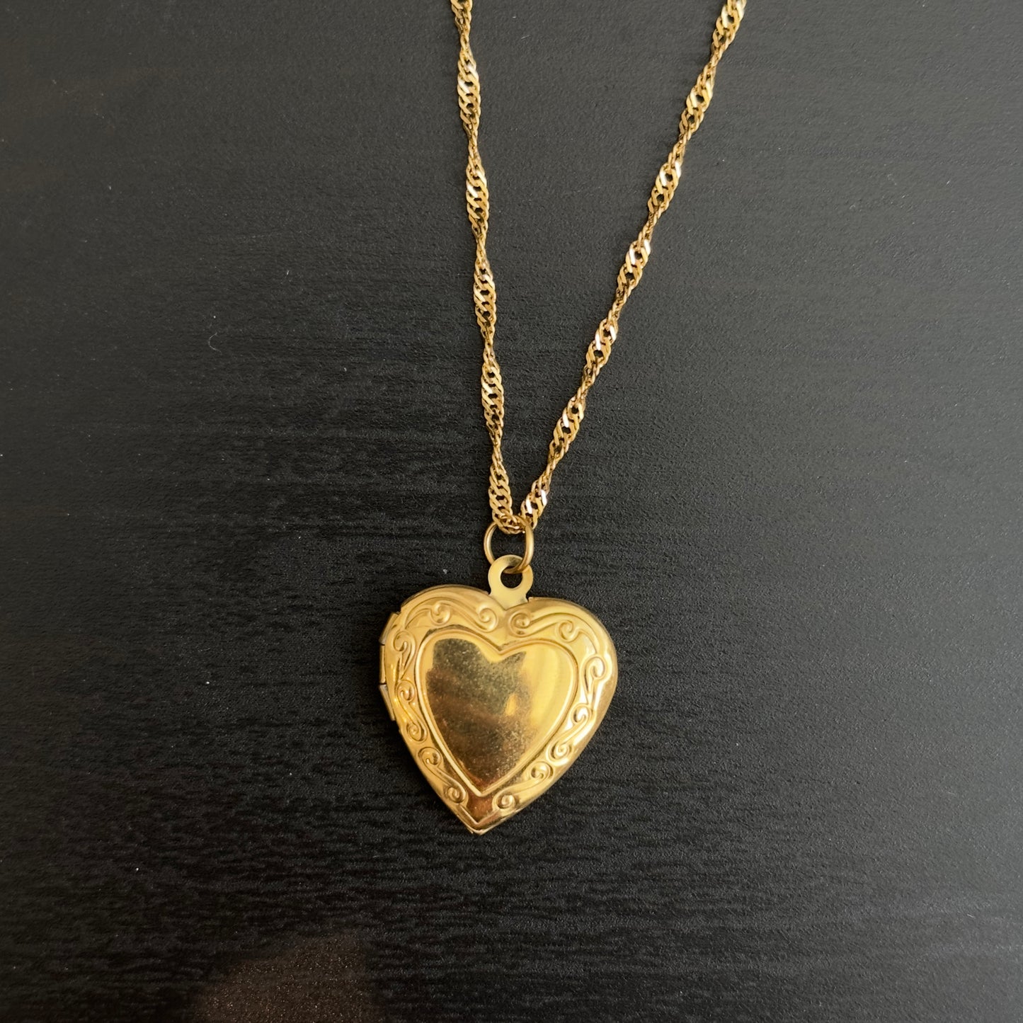 DAINTY HEART LOCKET