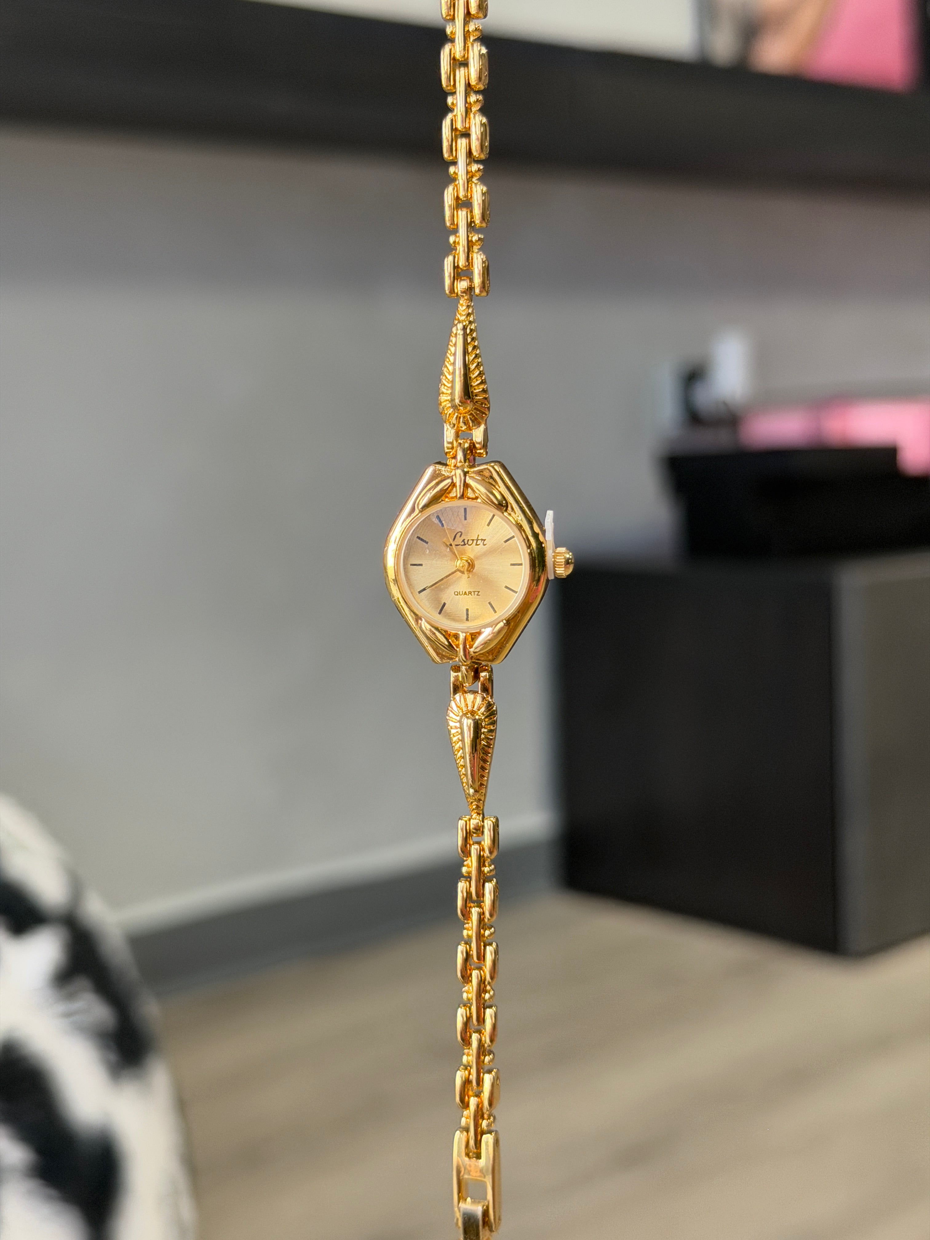 CLASSIC VINTAGE WATCH