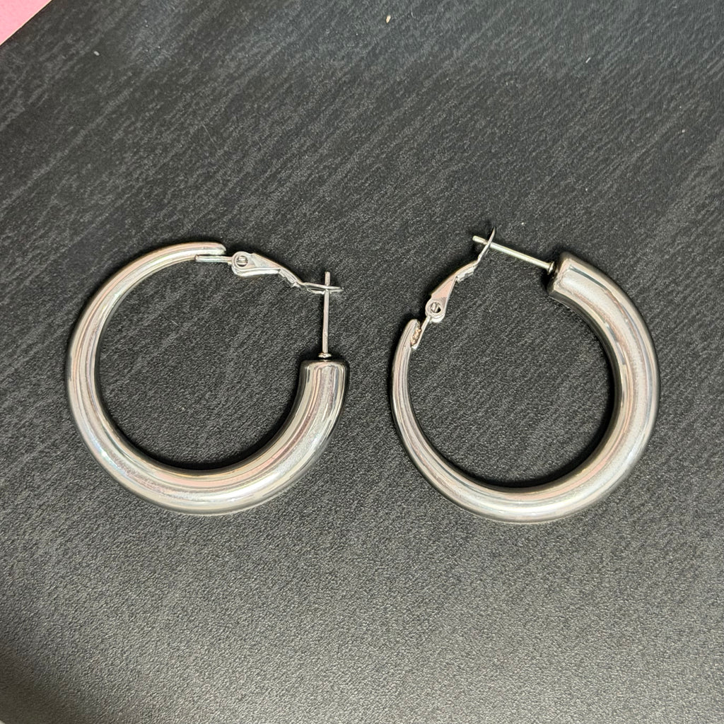 SILVER BUCKLE HOLLOW HOOPS