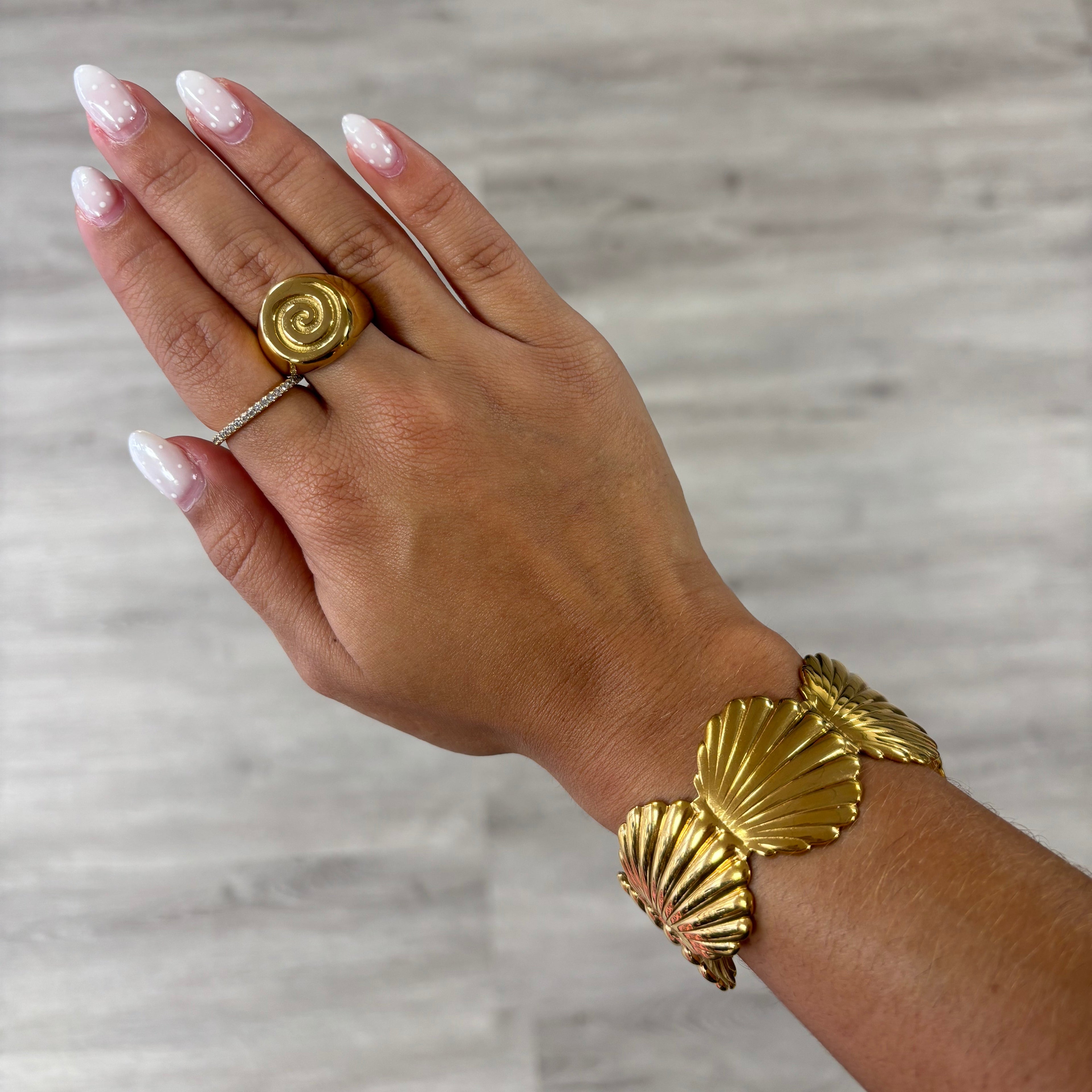 OYSTER BANGLE